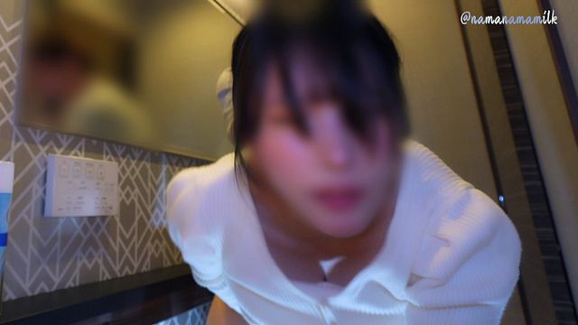バーのトイレで秘密の生ハメ中出し…我慢できずに声漏らしちゃって連続イキ💦